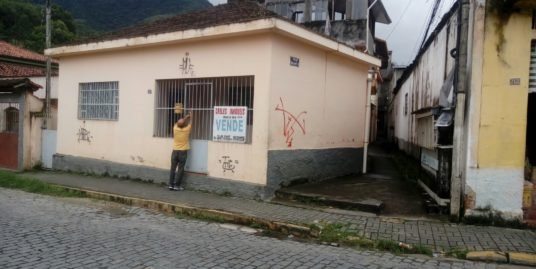 Casa 2 quartos e dependências. Centro Cachoeiras de Macacu-RJ